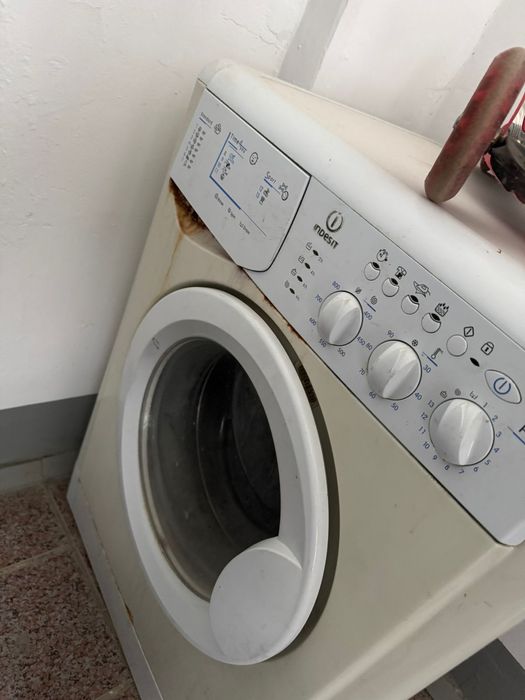 Продам на запчасти стиральную машину