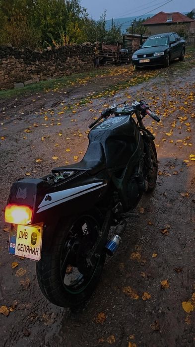 Продавам -Yamaha fzr 600