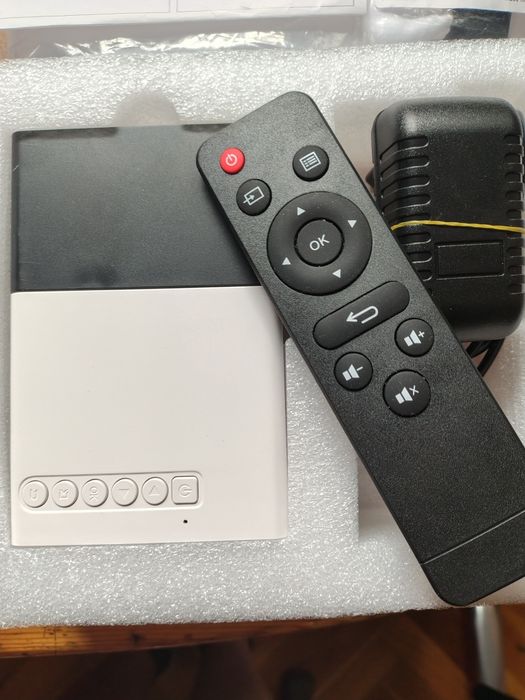 ,LED проектор и екран 72 инча