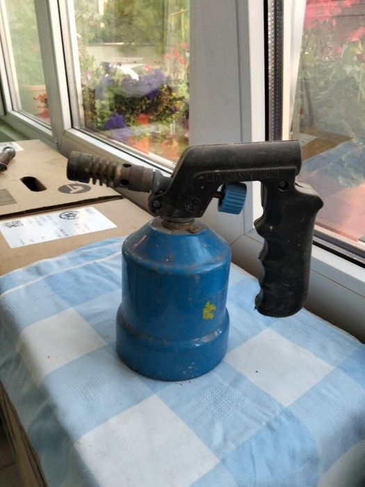 Vând arzător pe gaz, trusă scule pescuit ,forfacuri și diverse !