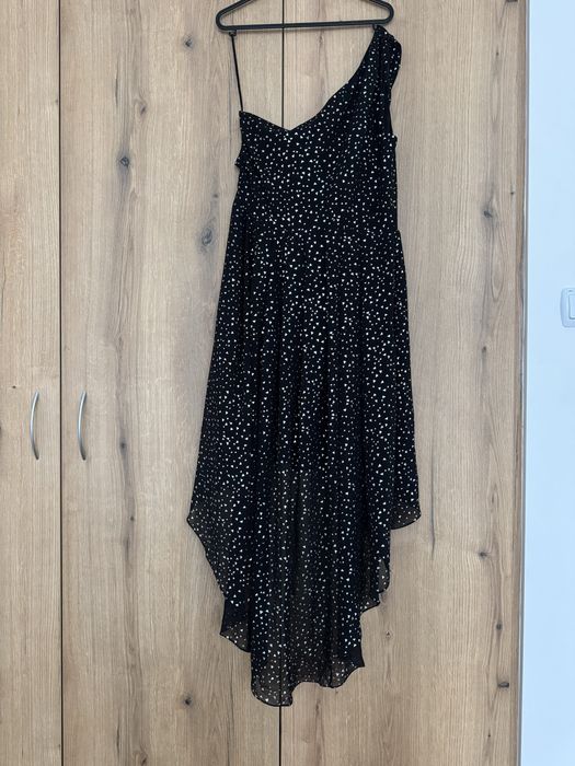 Лъскава рокля с паднало рамо