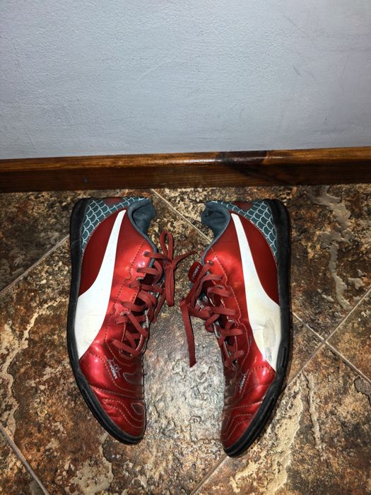 Подарявам спортни обувки за футбол