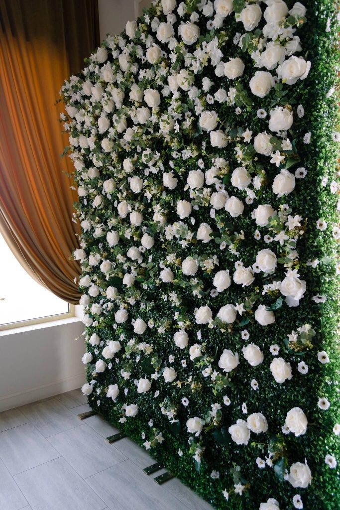 Aranjament decor panou photocorner verdeata flori nunta eveniment