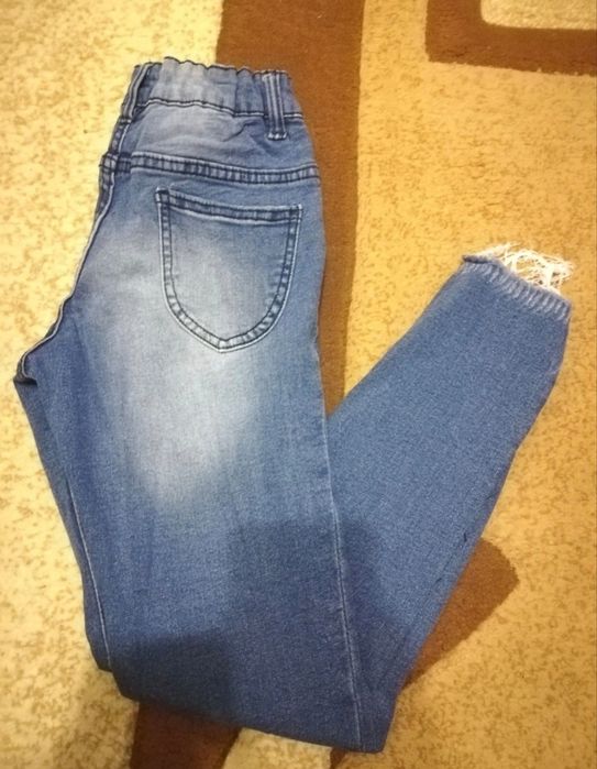 Blugi mărimea 140 cm, stare foarte bună.