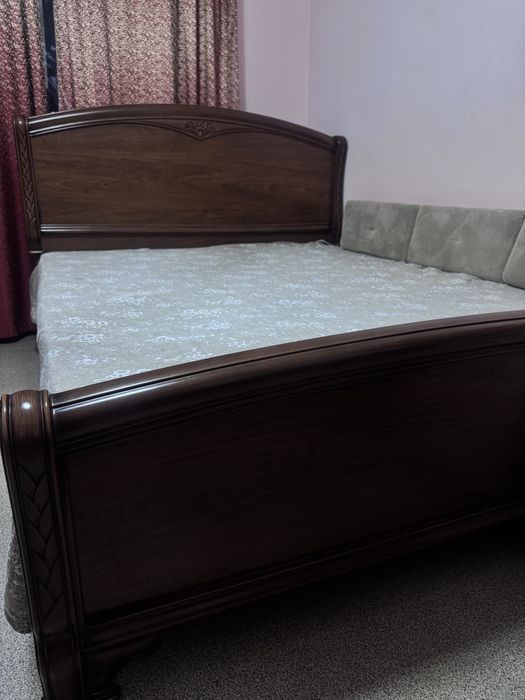 Двуспальная кровать с тумбами