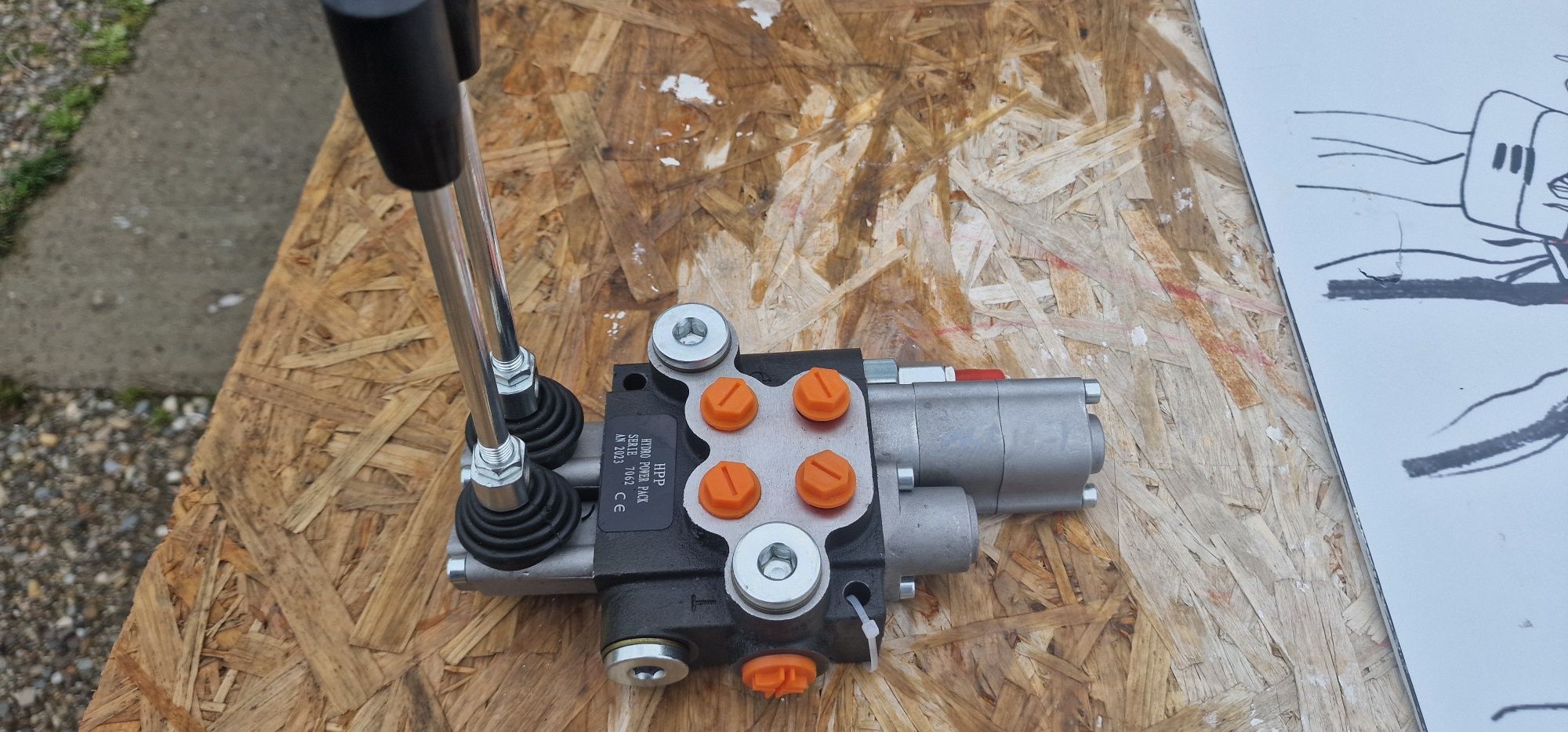 Distribuitor hidraulic p40 cu 2 manete din care 1 flotant pret 650 lei