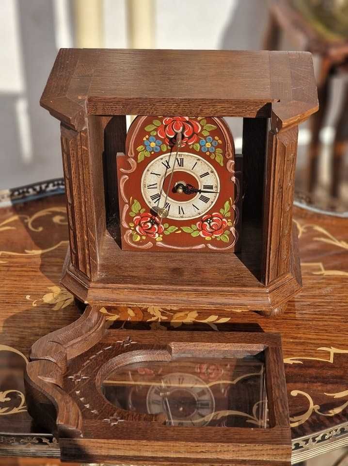 Ceas din lemn cu cadran pictat.