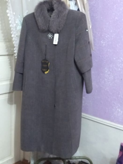 Польто сотилади янги.