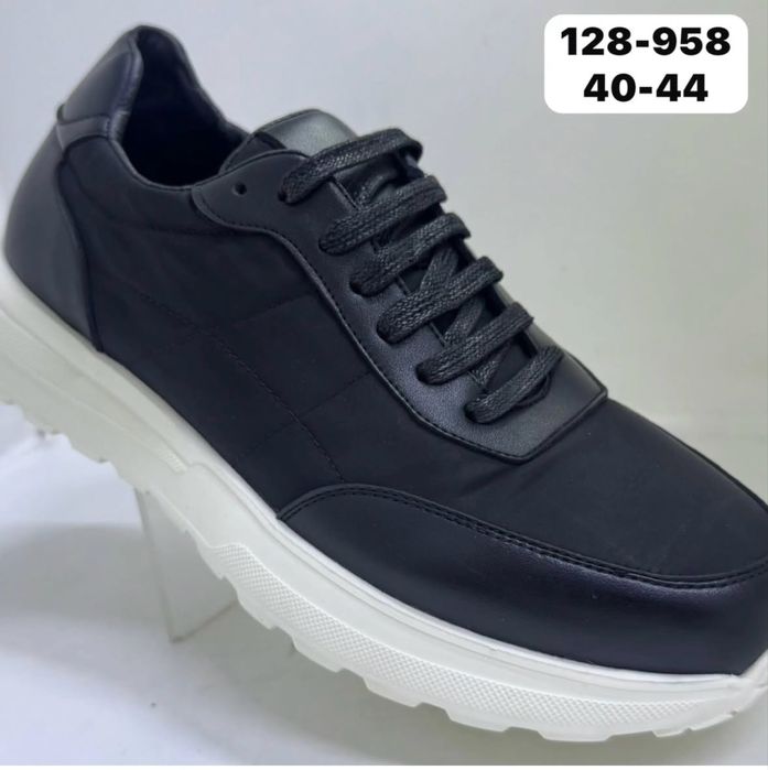 Продам новые мужсие кроссовки 41 размер