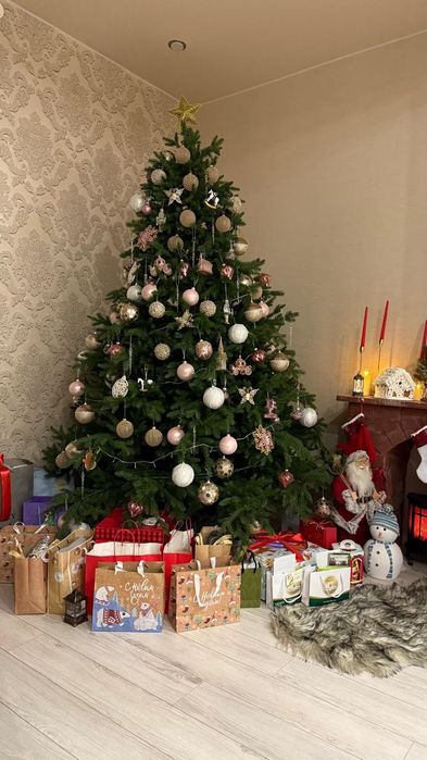 Елка, 2.7 м, полный комплект игрушек