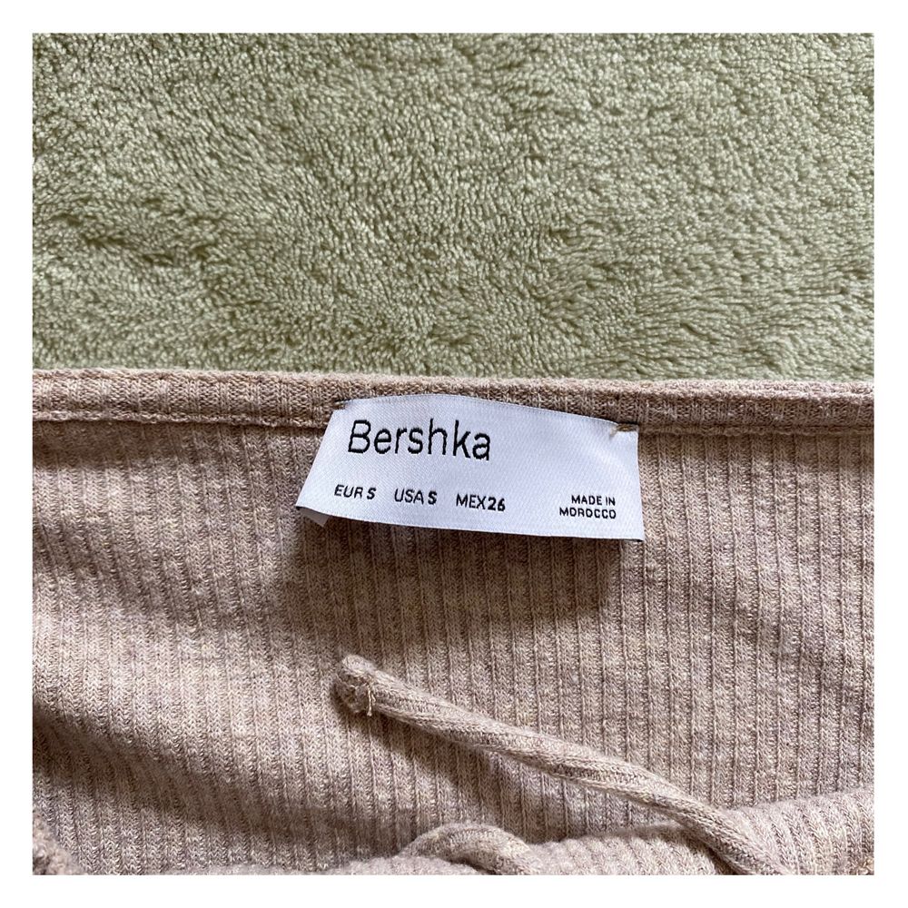 Бежова рокля Bershka