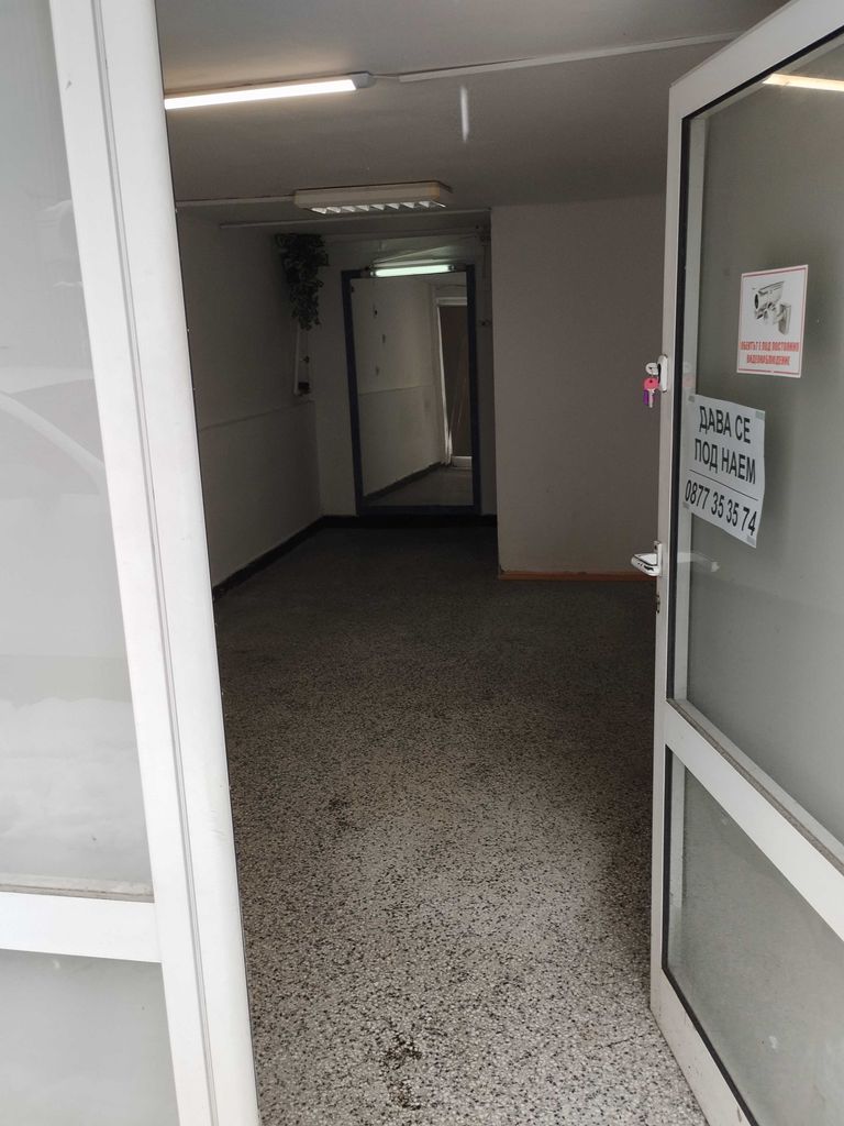 Дава се под наем Магазин в Хасково, Център - 15 кв.м за 153 € - Снимка #1