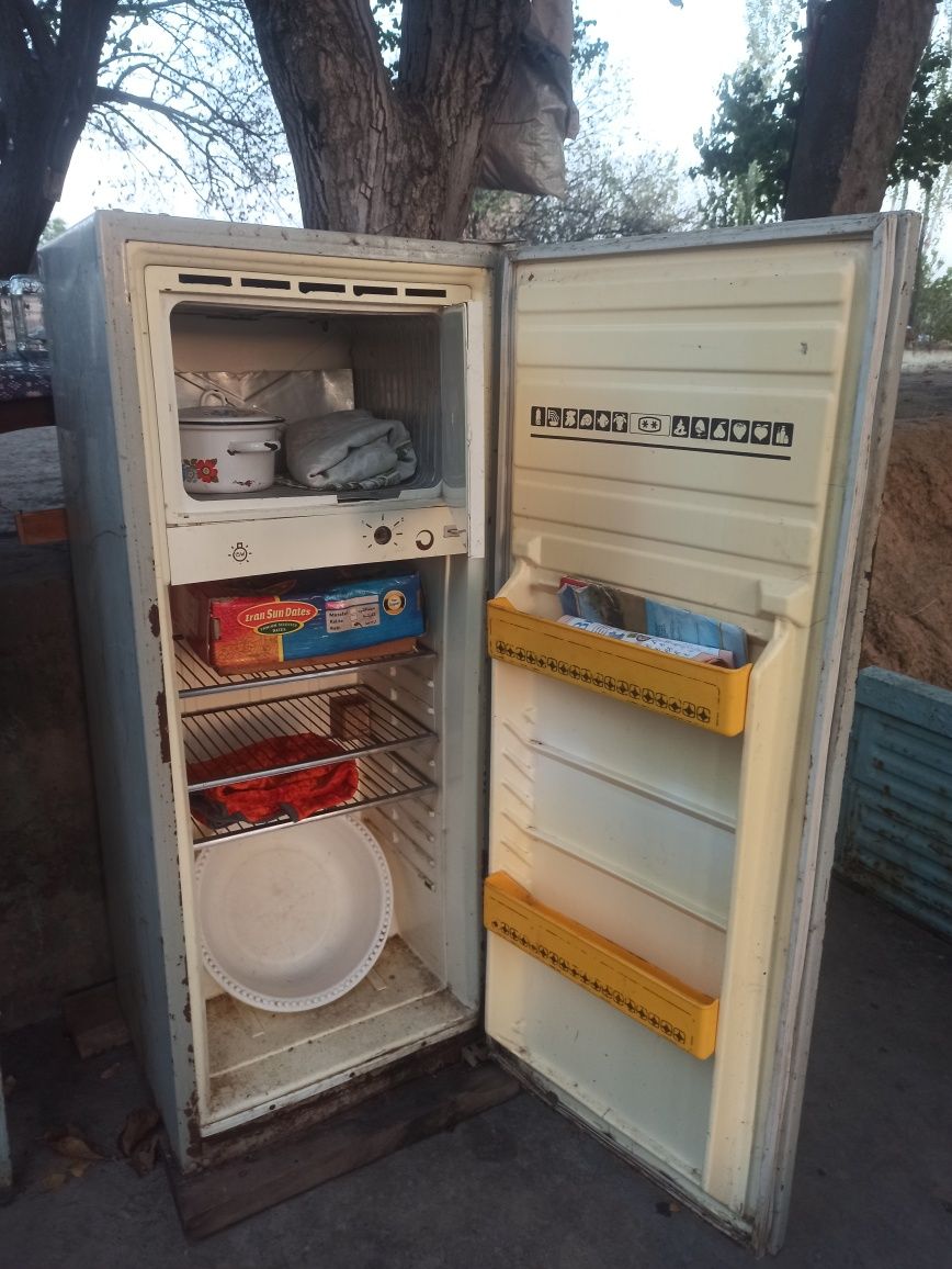 Срочно продаю холодильник всё работает отлично..морозит супер..