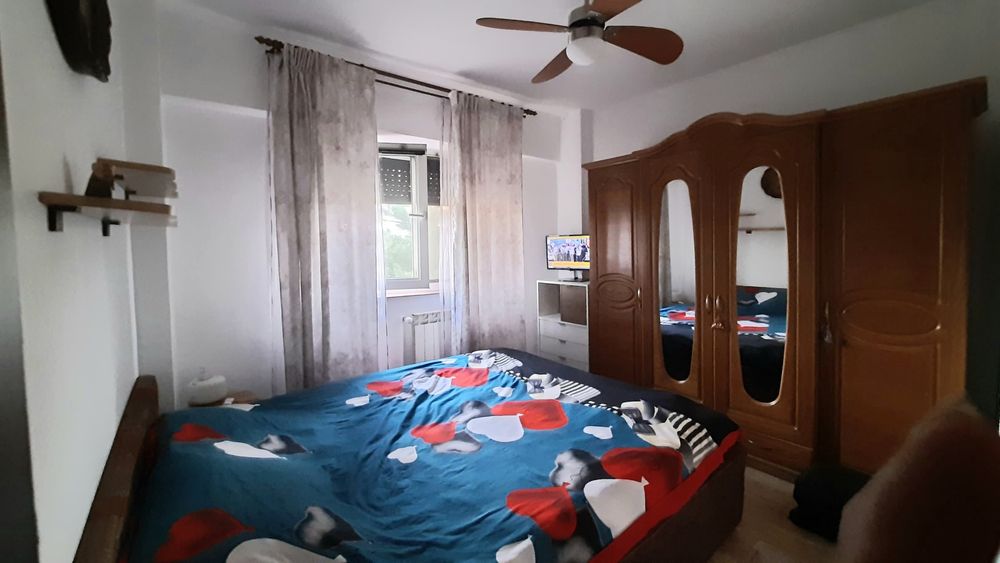 Închiriez apartament cu 2 camere