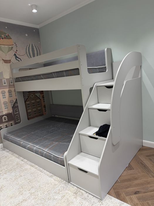 Продам двухъярусную кровать с матрасами. Срочно. Торг уместен