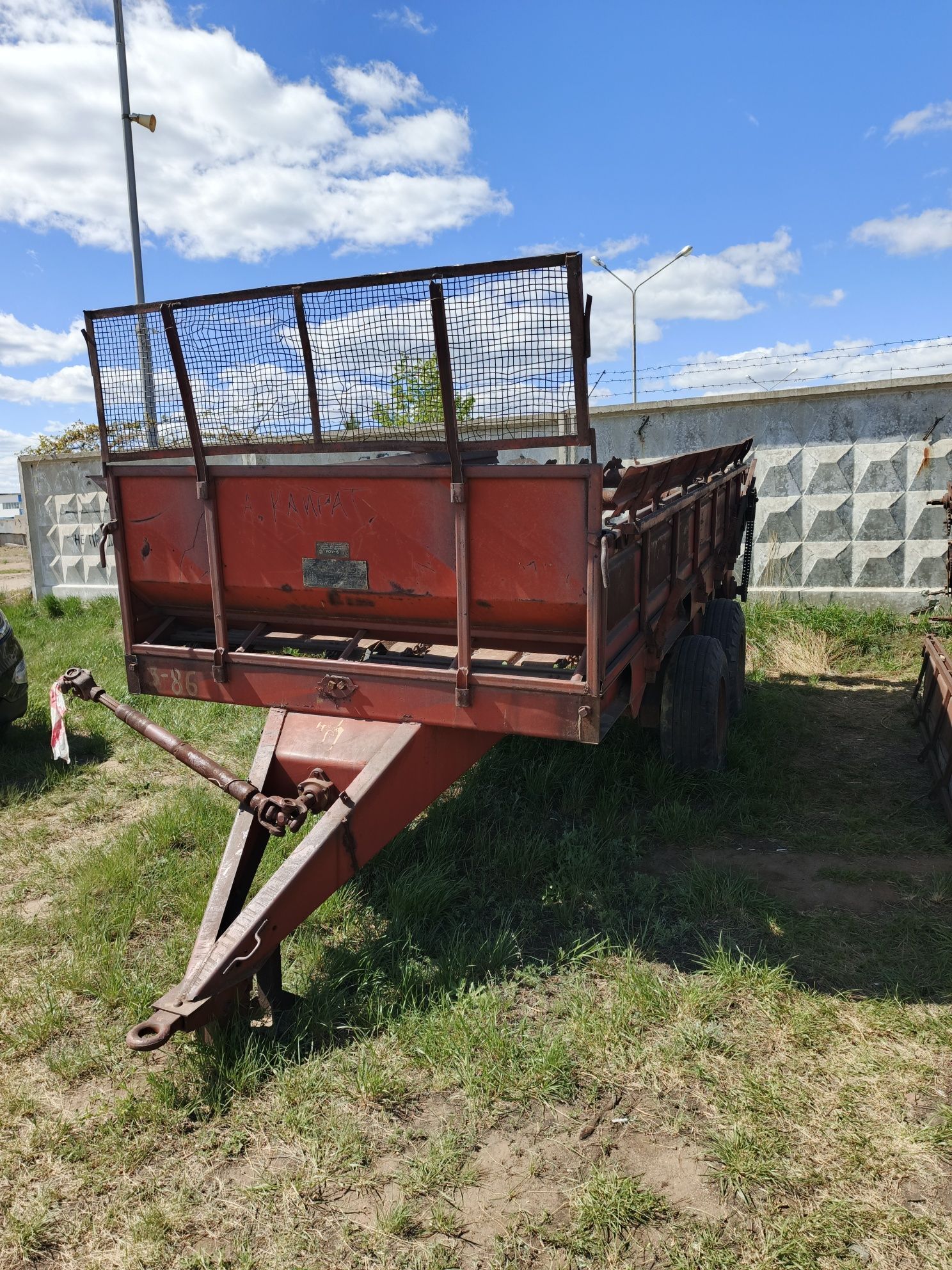 Продам прицеп навозотранспортер, 6 тонн.