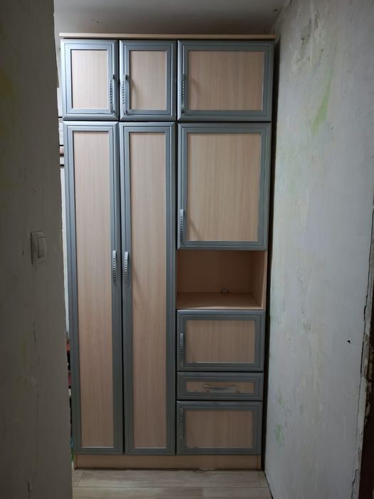 Продам шкаф в прихожке или спальню.