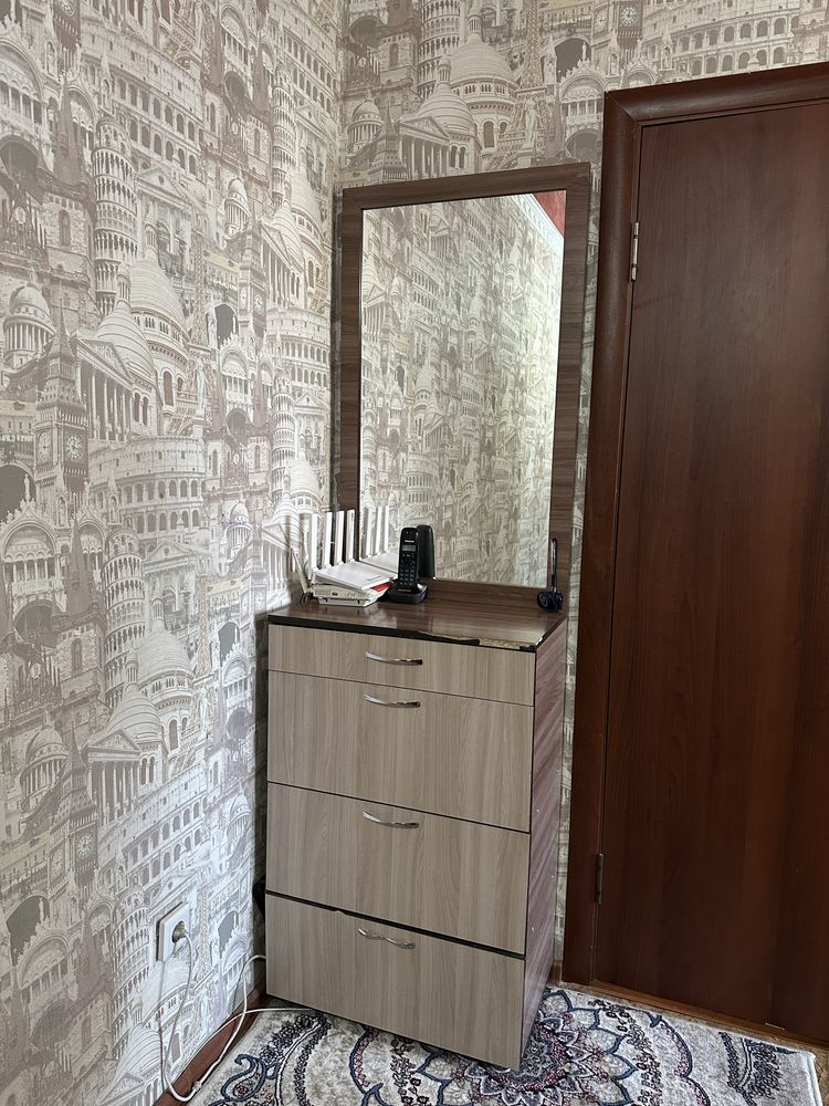 Продаю комод с зеркалом