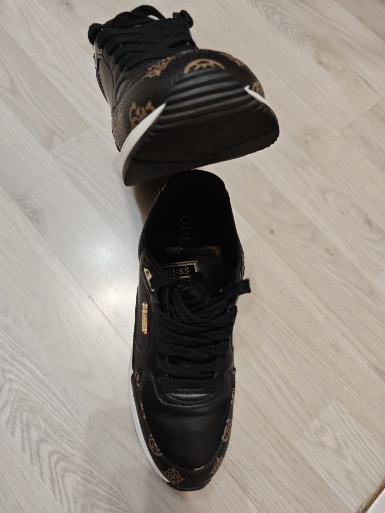Маратонки guess  40 номер