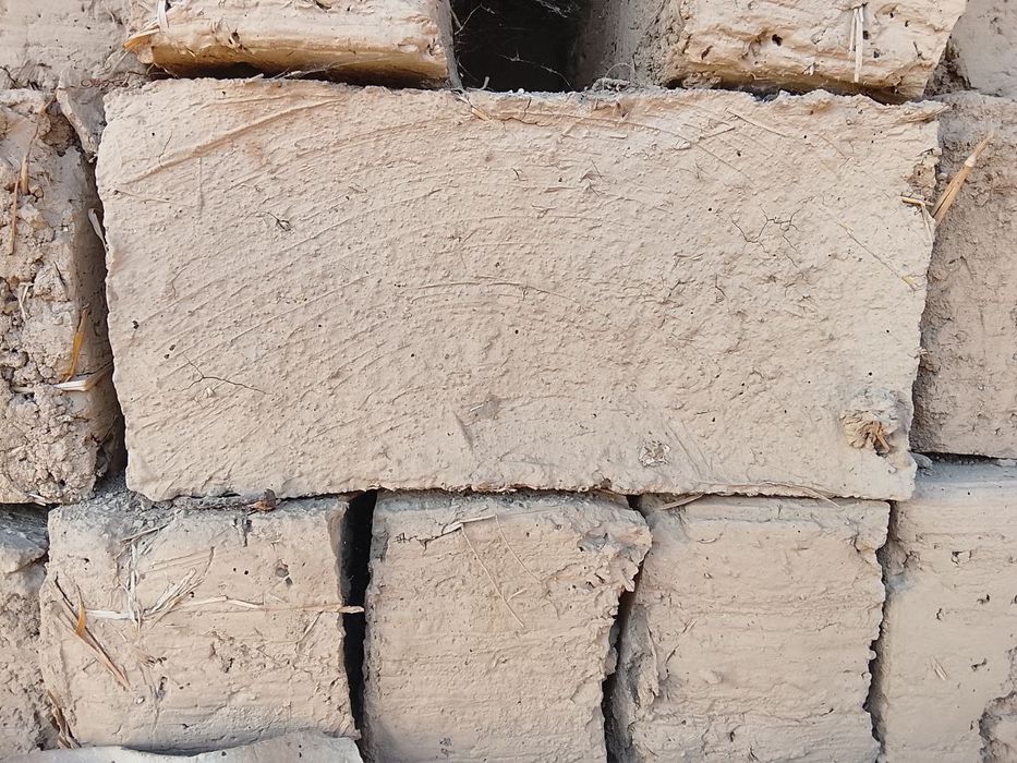 Hom gisht kotasdan uyda quyilgan