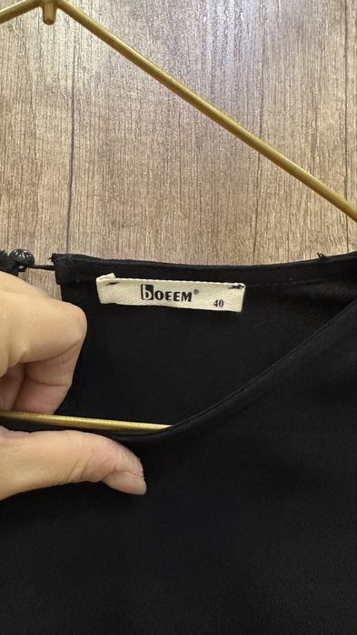 Строгое черное платье в пол с французским гипюром