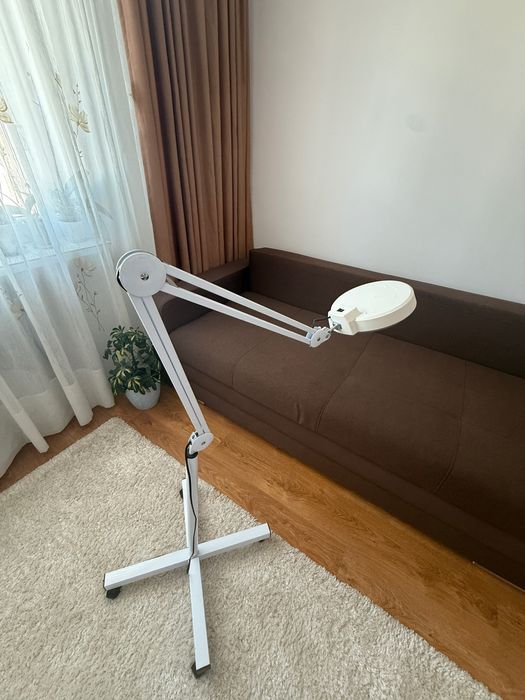 Lampă cosmetică cu lupă