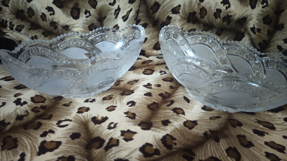 Продам две хрустальные вазы