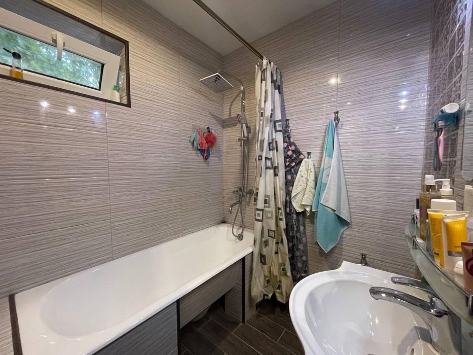 Продается 5 комнатная квартира 77 серия кирпич Генерал Петрова 2 линия