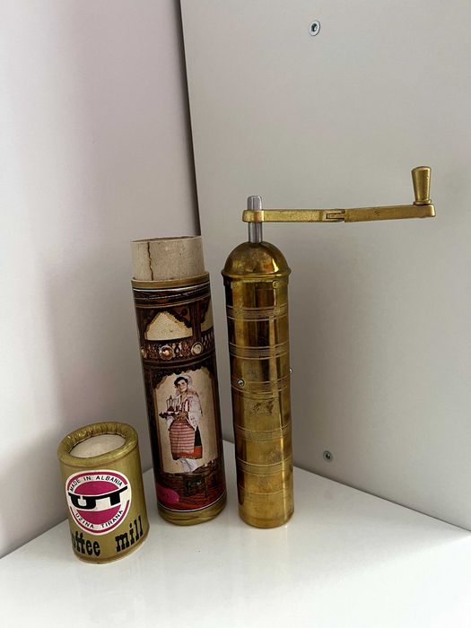 Винтидж ръчна кафемелачка Uzina Tirana