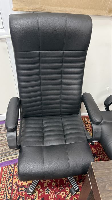 Офисное кресло ZETA в идеальном состоянии.