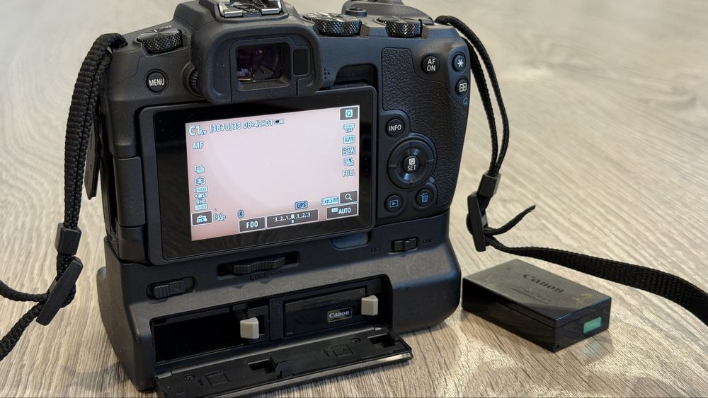 Aparat de fotografiat mirrorless Canon EOS RP cu grip si 2 baterii