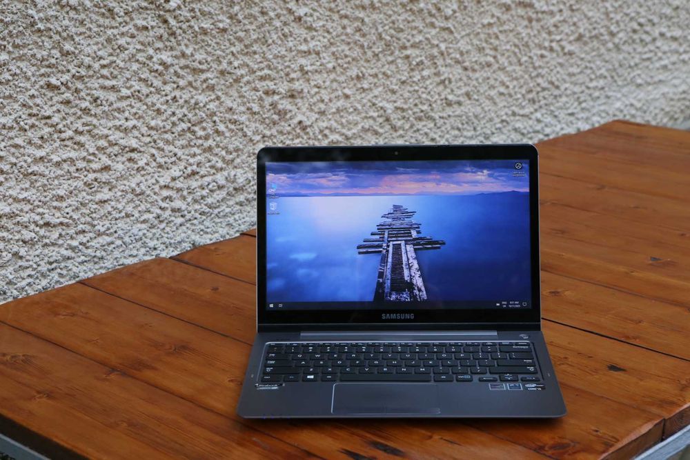 Лаптоп Самсунг с 12 гб РАМ с32 SSD  512 HDD за данни с тъчскрийн 13"