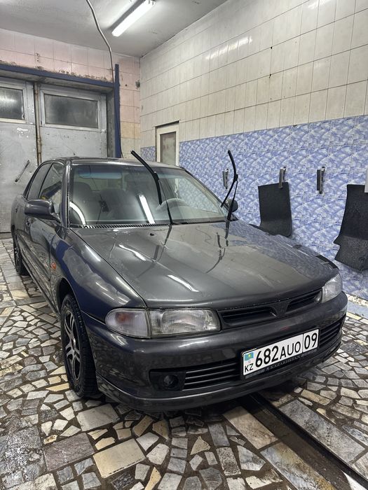 Продам надежнуб машину Лансер