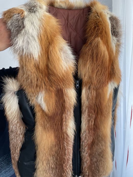 Vestă din blană de vulpe naturală, în combinație cu piele.