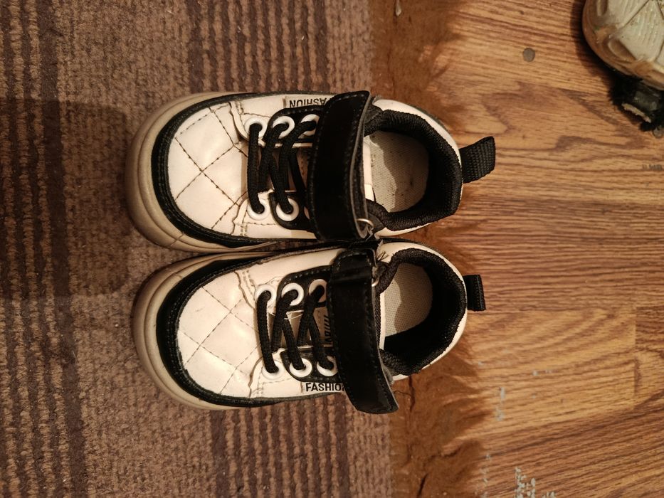 Крассовки,обувь детская продам