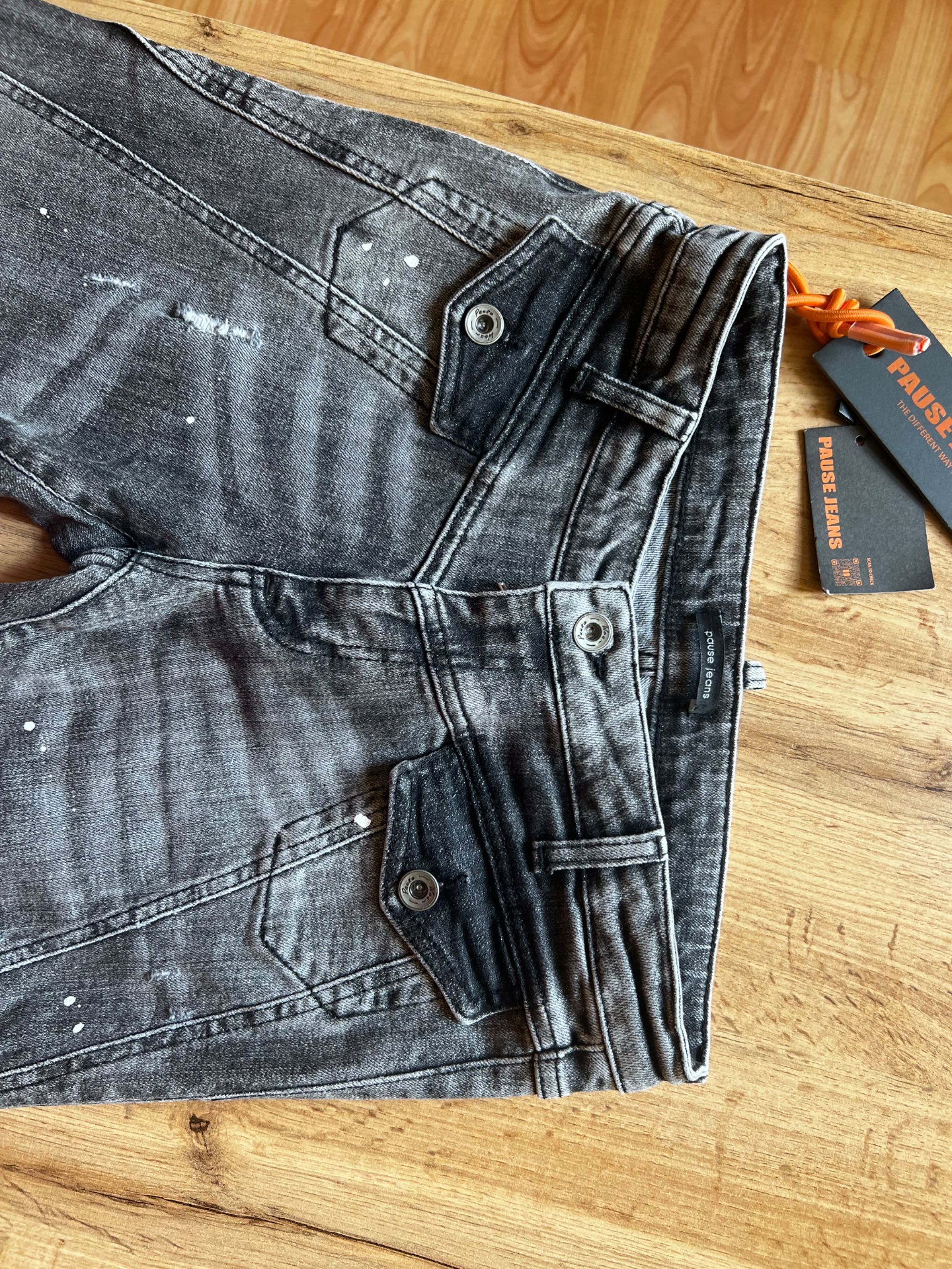 Нови дънки с етикет на Pause Jeans
