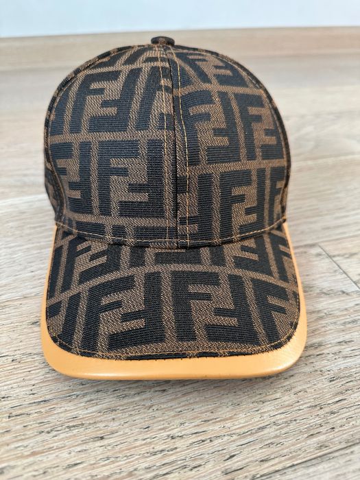 Чисто нова шапка на Fendi