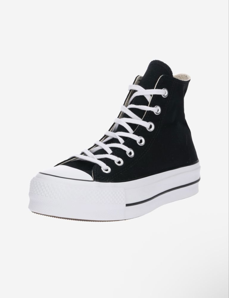Обувки Converse.