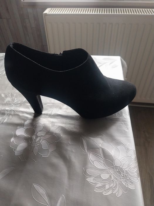 Велурени боти с ток