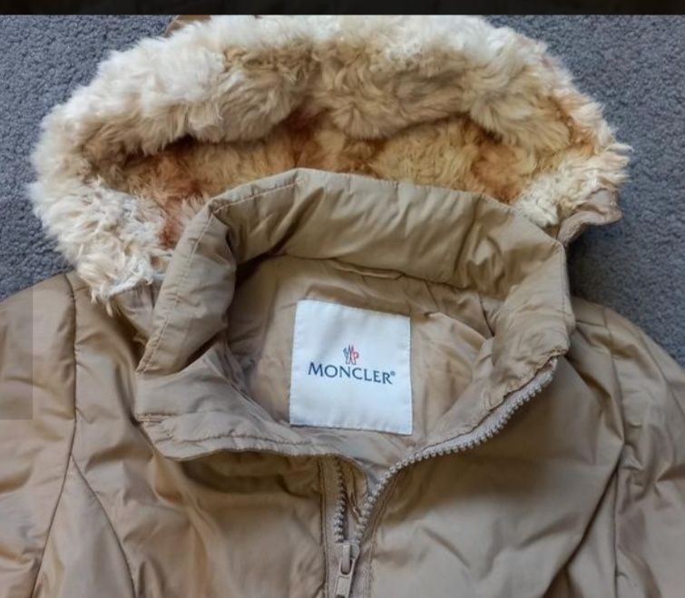 Moncler  Прекрасно пухено яке с качулка от заешки пух!