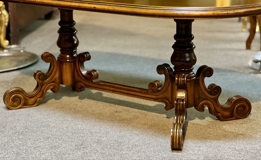 Masă de cafea / masă de salon veche din lemn masiv - sculptată