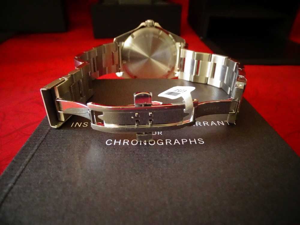 Продавам нов швейцарски часовник Victorinox Swiss Army Fieldforce