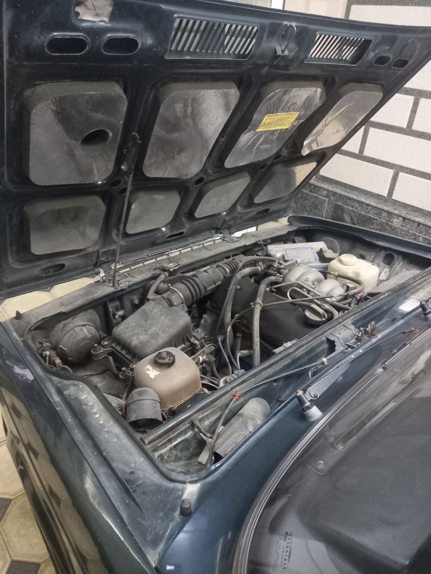 Vaz 2104 sotiladi.