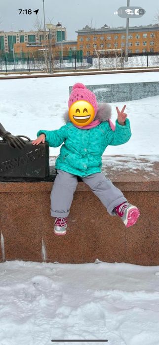 •	Тёплая зимняя куртка для девочки 5 лет, хорошем состоянии.