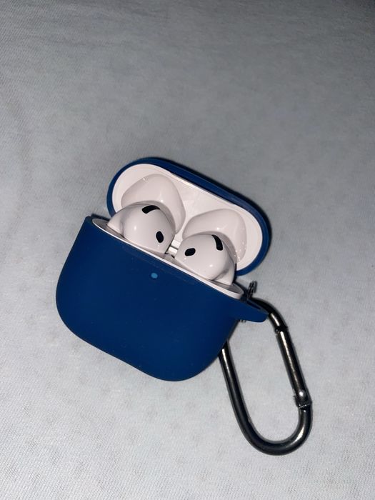 Продавам airpods 4 оригинални със синьо калъфче