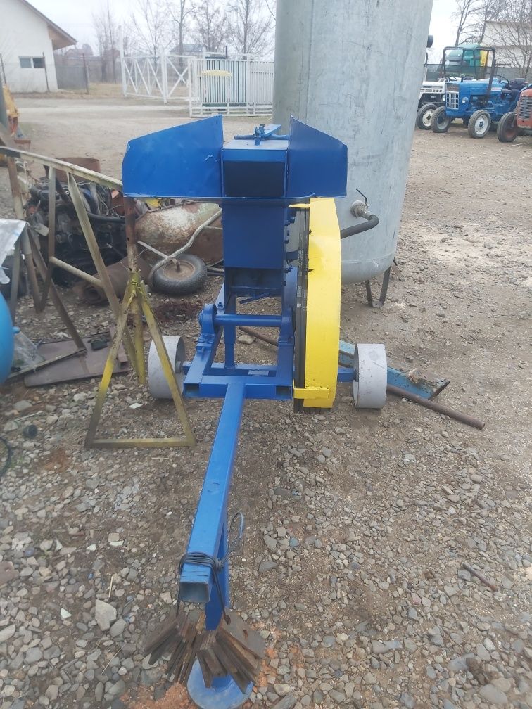 Moară cu ciocanele la tractor