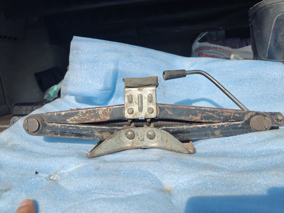 Продам домкрат автомобильный