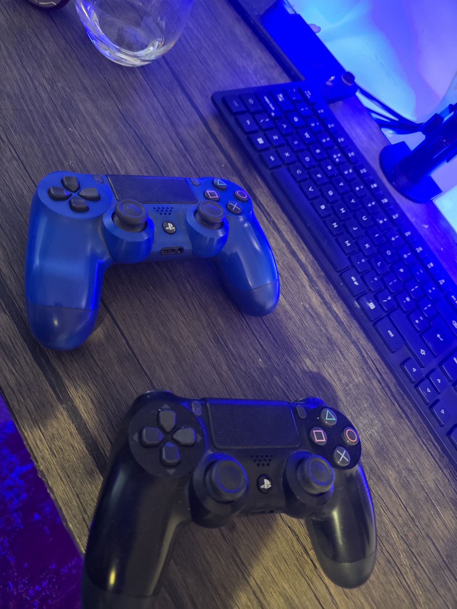 Playstation 4 Pro 1TB + 2 Controllere
