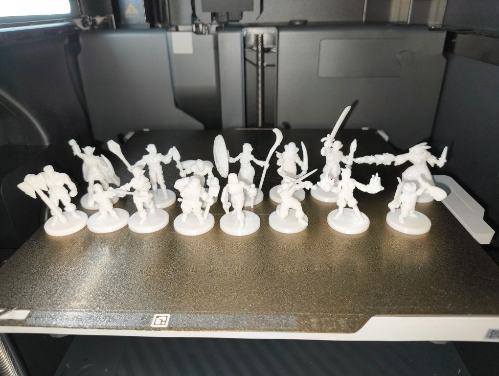 DnD фигурки и зарове за игра