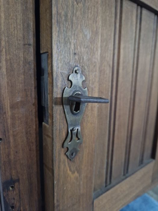 Dulap din lemn masiv si elemente metalice